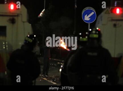 Un rioter di Loyalist accende una bomba a benzina mentre si prepara ad attaccare la polizia nella zona di Tigers Bay a North Belfast durante ulteriori disordini in Irlanda del Nord. Data immagine: Venerdì 9 aprile 2021. La causa dei disordini è stata attribuita alla frustrazione per la decisione di non perseguire i membri del Sinn Fein per presunte violazioni della regolamentazione del coronavirus ai funerali della storia repubblicana di Bobby. Foto Stock