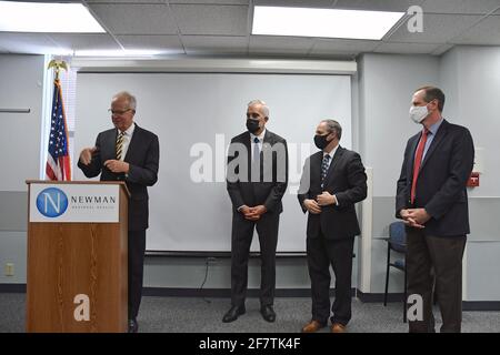 Edipia, Kansas, Stati Uniti, Aprile 9,2021 (L-R) il Senatore Jerry Moran (R-KS) a podio presenta il neo confermato Segretario agli Affari dei Veterani Denis McDonough Direttore dei sistemi sanitari di va Eastern Kansas Rudy Klopfer e del Congressman Tracy Mann (R-KS) con le loro maschere prima di una conferenza stampa dopo aver visitato le nuove strutture installate al Newman Regional Hospital fornire un trattamento migliore ai veterani locali Foto Stock