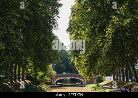Tolosa, Occitania, Francia; 21 luglio 2018: Ponte sul Canal du Midi tra le rive alberate Foto Stock