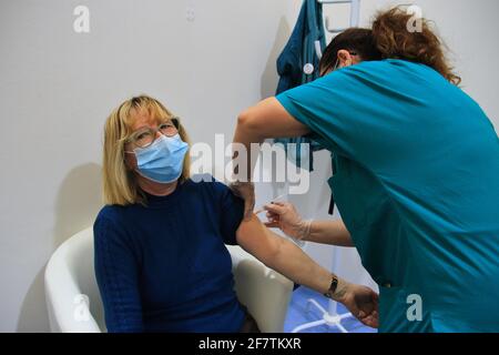 Napoli, Italia : 09 aprile 2021 : nel centro storico di Napoli, l'Agenzia sanitaria locale Napoli Centro 1, ha aperto un Centro Covid nelle sale del Museo Madre (Museo Madre).in seguito al piano nazionale di vaccinazione, vengono vaccinati gli anziani e i fragili con malattie particolari. Le vacche di AstraZeneca e Pfizer-Biontech vengono inoculate. Dopo la vaccinazione le persone possono rimanere per quindici minuti in una sala della biblioteca del Museo della Madre. All'interno della scatola gli infermieri inoculano il vaccino alle persone prenotate. (Foto di Pasquale Senatore/Pacific Press/Sipa USA) Foto Stock