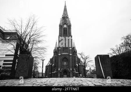 Immagine in scala di grigi di una chiesa in una giornata invernale innevata Foto Stock