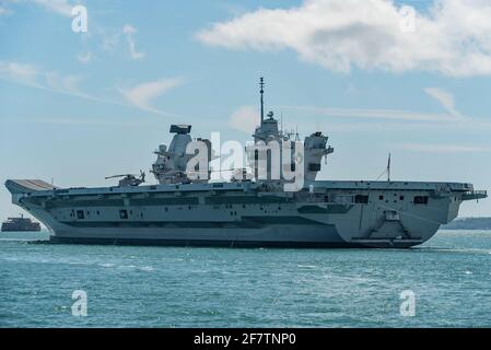 HMS Queen Elizabeth (R08) visto lasciare Portsmouth, Regno Unito il 17/6/19 per le prove prima della distribuzione nell'autunno del 2019 per il Canada e gli Stati Uniti. Foto Stock