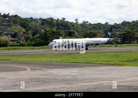 ilheus, bahia / brasile - ilheus, bahia / brasile - 29 febbraio 2012: Embraer 190 di Azul Linhas Aereas è visto nel cortile dell'aeroporto di Jorge Amado Foto Stock