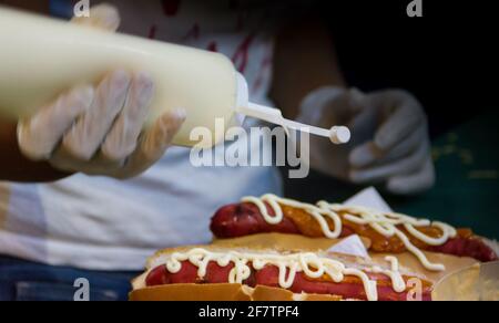 salsicce calde al fast food dall'altra parte della strada Foto Stock
