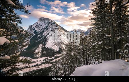 Splendido paesaggio di Banff montagne rocciose in inverno con spettacolari nuvole Foto Stock