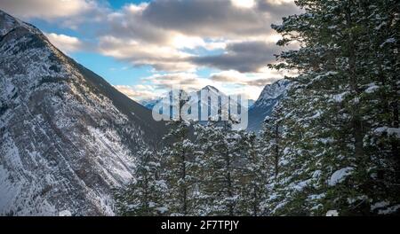 Splendido paesaggio di Banff montagne rocciose in inverno con spettacolari nuvole Foto Stock