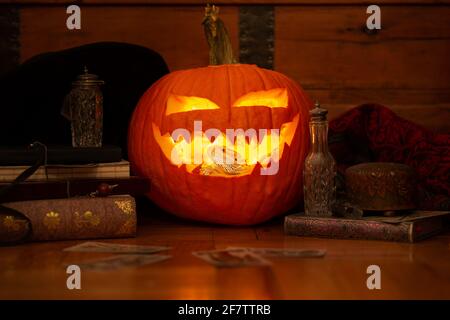 Drago bearded nascosto in zucca scolpita e circondato da oggetti streghi. Foto Stock