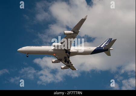 07.04.2021, Singapore, Repubblica di Singapore, Asia - UN aereo Lufthansa Airbus A340-300 con registrazione D-AIGX atterra all'aeroporto di Changi. Foto Stock