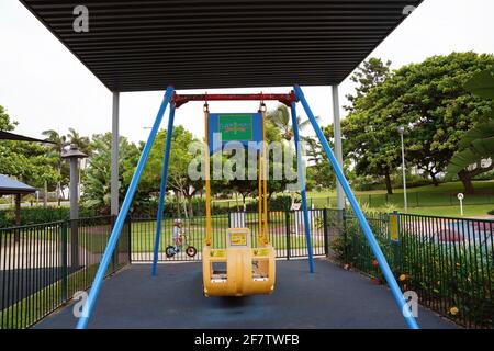 Yeppoon, Queensland, Australia - Aprile 2021: Un'oscillazione della sedia a rotelle in un parco giochi Foto Stock