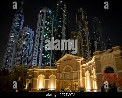 DUBAI, EMIRATI ARABI Uniti - 25 Marzo 2021: Westin Hotel Dubai Emirati Arabi Uniti di notte illuminato con luce gialla e alti edifici sul retro Foto Stock