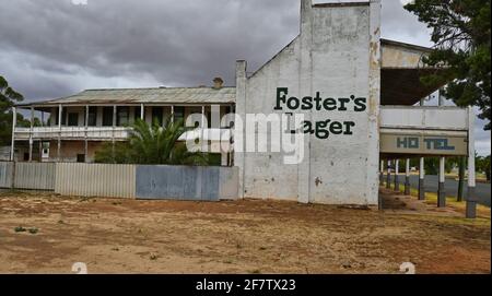Urana, nuovo Galles del Sud Australia: 26 gennaio 2021: Vista laterale e della sistemazione del Royal George Hotel Foto Stock