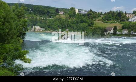 Vista mozzafiato sulla Rheinfall - la più grande cascata in Europa Foto Stock