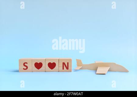 Modello di aeroplano in legno su sfondo blu. Viaggia e vola subito dopo la pandemia del covid-19 e il concetto di destinazione dei sogni. Foto Stock