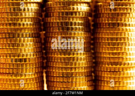 Vista ravvicinata di tre torri a monete. Consistenza della moneta. Banner concettuale risparmio di denaro Foto Stock