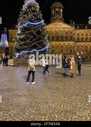 Albero di Natale decorato nel centro della città in Piazza Dam Ad Amsterdam Foto Stock