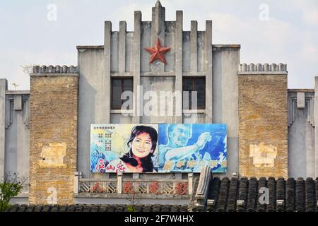 Vecchio edificio progettato per apparire come un cinema pubblico cinese degli anni '80, tra cui autentici poster del periodo. La gente del posto dice che è stato usato per i set cinematografici. Foto Stock