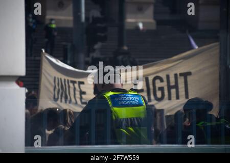 Melbourne, Australia. 10 aprile 2021. I manifestanti si riuniscono fuori dal Parlamento nell'ambito di una giornata nazionale d'azione per fermare le morti nere per mano della polizia, 30 anni dopo una commissione reale per la brutalità della polizia contro le popolazioni indigene, eppure nulla è cambiato. Questo segue il caso più recente documentato di brutalità della polizia nei confronti di un adolescente aborigeno nel nuovo Galles del Sud all'inizio di questo mese. Credit: Jay Kogler/Alamy Live News Foto Stock