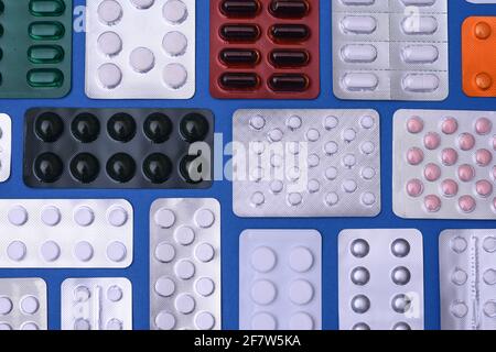 pillole compresse e capsule in una confezione blister. Foto Stock