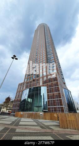 Francoforte, Germania 08.04.2021 il Messeturm, o la Torre della Fiera, 257 m grattacielo nel quartiere Westend-Süd di Francoforte, Germania. Foto Stock