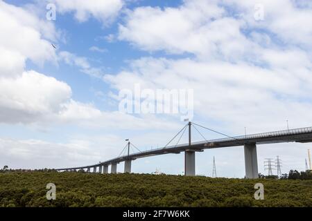 Westgate Bridge a Melbourne Australia con bandiera a metà albero a causa della morte del Principe Filippo, Duca di Edimburgo. Foto Stock