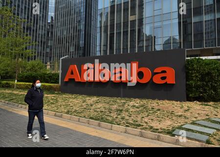 Pechino, Cina. 10 Apr 2021. I pedoni passano davanti al quartier generale di Alibaba a Pechino. L'Amministrazione statale per la regolamentazione del mercato cinese ha schiantato Alibaba con una multa pesante di quasi 2.8 miliardi di dollari per pratiche monopolistiche 'alternative'. Alibaba ha emesso una lettera aperta: La punizione è una sveglia e uno stimolo, creerà un ambiente di piattaforma più aperto. (Foto di Sheldon Cooper/SOPA Images/Sipa USA) Credit: Sipa USA/Alamy Live News Foto Stock