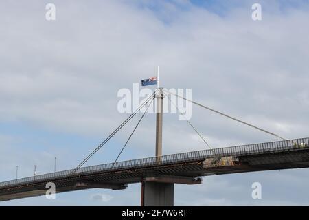 Westgate Bridge a Melbourne Australia con bandiera a metà albero a causa della morte del Principe Filippo, Duca di Edimburgo. Foto Stock