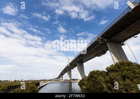 Westgate Bridge a Melbourne Australia con bandiera a metà albero a causa della morte del Principe Filippo, Duca di Edimburgo. Foto Stock