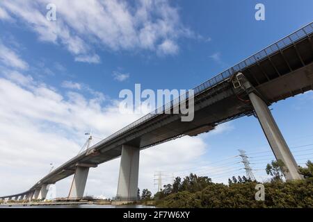 Westgate Bridge a Melbourne Australia con bandiera a metà albero a causa della morte del Principe Filippo, Duca di Edimburgo. Foto Stock