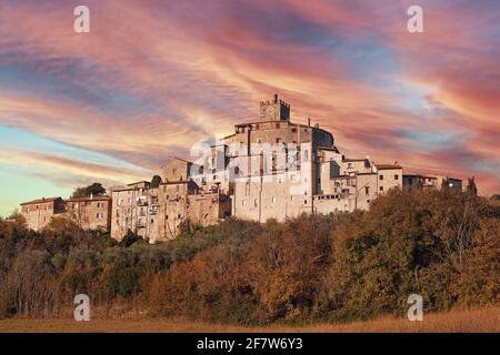 Veduta del piccolo borgo di Nera montoro al tramonto, Terni, Umbria, italia Foto Stock