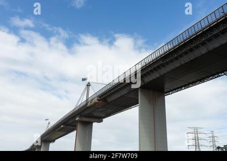 Westgate Bridge a Melbourne Australia con bandiera a metà albero a causa della morte del Principe Filippo, Duca di Edimburgo. Foto Stock