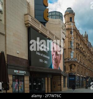 Un tributo al duca di Edinburgo presso Vue Cinema Leicester Square a Londra. Foto Stock