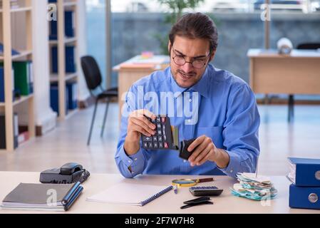 Giovane bookkeeper nel concetto di pianificazione del bilancio Foto Stock