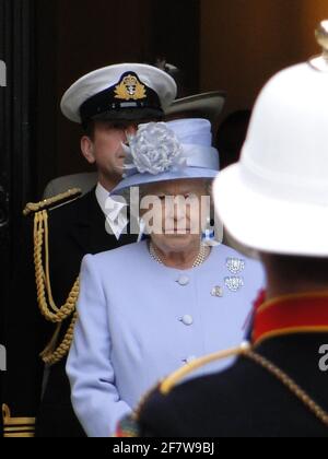 La Regina presenta formalmente il Duca di Edimburgo con il titolo e l'ufficio di Lord Alto Ammiraglio della Marina di Whitehall, per celebrare il suo 90 ° anniversario. Londra, Regno Unito Foto Stock