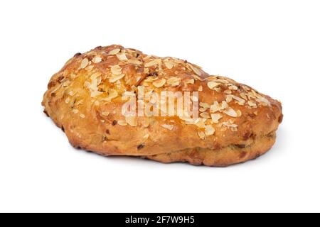 Singolo tradizionale olandese fatto in casa pane pasquale farcito con pasta di mandorle, cannella e mandorle da vicino isolato su sfondo bianco Foto Stock