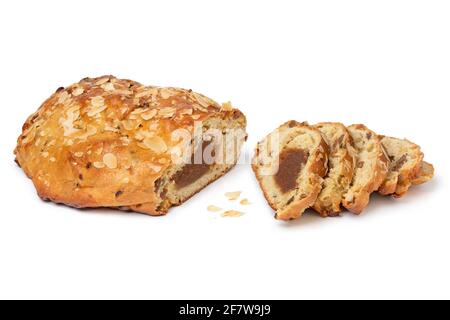 Tradizionale pane pasquale olandese fatto in casa e fette ripieni di mandorla pasta, cannella e mandorle isolate su sfondo bianco Foto Stock