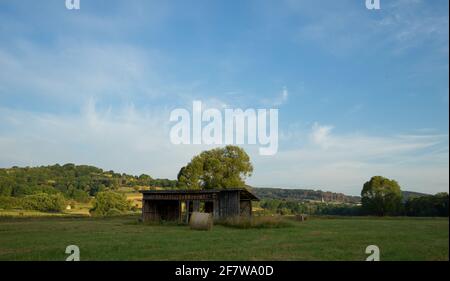 Paesaggio con vecchio fienile vicino alla città tedesca chiamata Hallenberg Foto Stock