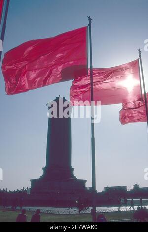 SOLE ATTRAVERSO LA BANDIERA NAZIONALE, PIAZZA TIANANMEN, PECHINO, CINA. Foto Stock