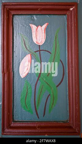 antico armadio dipinto con fiori sulla porta Foto Stock