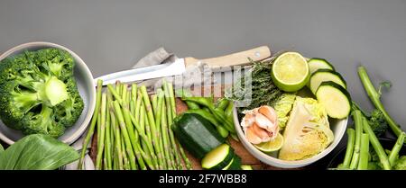 Insieme di vari ortaggi e frutti verdi come cavolo, broccoli, asparagi, piselli, germogli di Bruxelles, zucchine, peperoni, aglio, fagioli, pak choy, lime Foto Stock