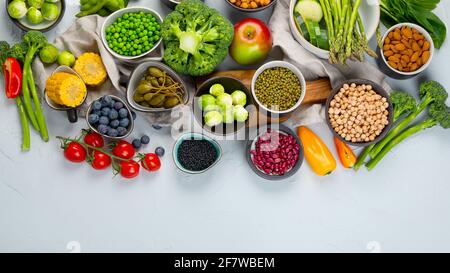 Cibo sano a base di piante, migliore fonte di proteine su sfondo grigio chiaro. Concetto di cibo vegano e pulito. Foto Stock