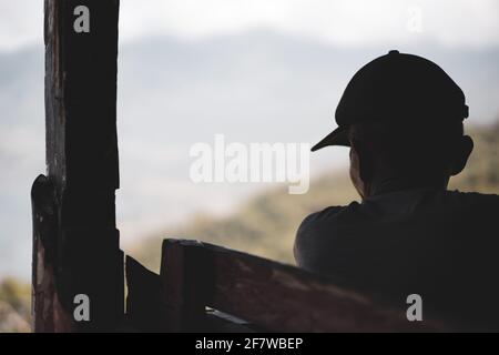 MANINJAU, INDONESIA - Feb 12, 2021: Un po 'di tempo libero nel lago Maninjau. Ora di pranzo. Guardando il Foto Stock