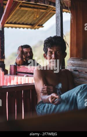 MANINJA, INDONESIA - Feb 12, 2021: Il fumo si interrompe tra un lavoro e l'altro. Rilassatevi con una sigaretta Foto Stock