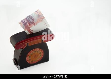 Piggy per soldi o portafoglio con fatture di carta. Cambogia isolato su uno sfondo bianco con un posto da firmare Foto Stock