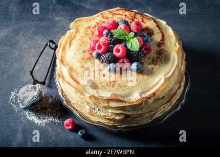 Frittelle con mirtilli e lamponi. Pancake per colazione. Foto Stock