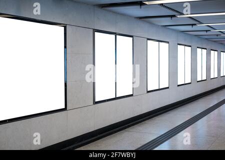 Schermate pubblicitarie vuote / visualizzazione di annunci in treno staion mock-up Foto Stock