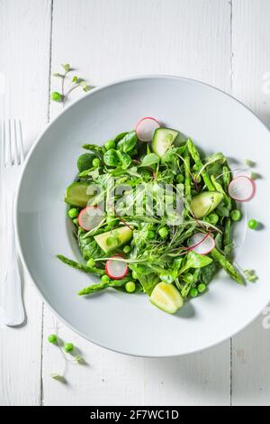 Insalata sana fatta di verdure fresche e verdi. Cibo sano primaverile. Foto Stock