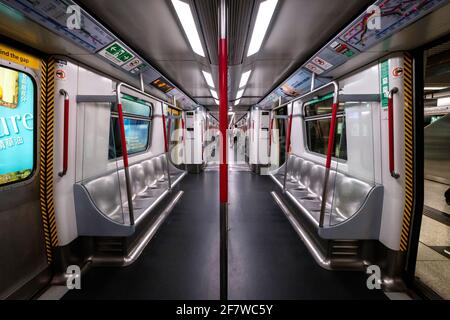 Hongkong, Cina - Novembre, 2019: Treno metropolitano vuoto / metropolitana MTR in tarda notte a Hong Kong Foto Stock