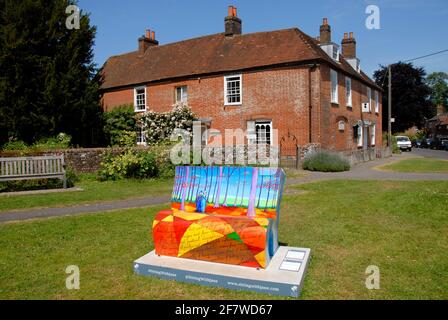 Sedile dai colori vivaci che raffigura due Signore che camminano attraverso un'area boscosa, fuori dal museo Jane Austen, la sua ex casa, Chawton, Hampshire, Inghilterra Foto Stock