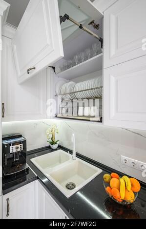 Lussuoso interno bianco moderno cucina, cassetti estraibili, porte aperte Foto Stock