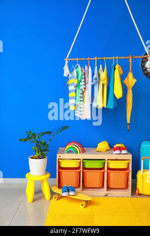 Portabiti all'interno della stanza dei bambini Foto Stock